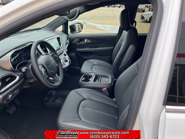 2027 Chrysler Pacifica Select