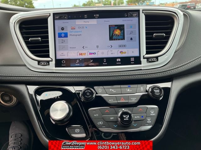 2027 Chrysler Pacifica Select